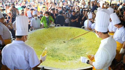 Bánh xèo khổng lồ gây ấn tượng tại Lễ hội Bánh dân gian Nam Bộ 2025