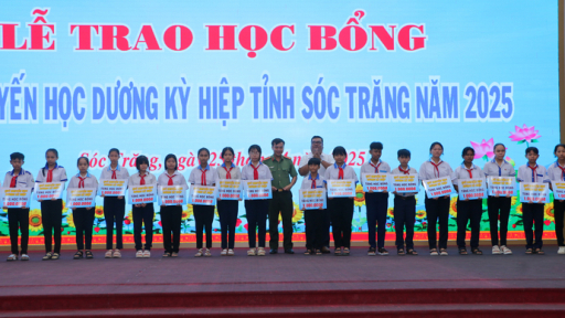 Sóc Trăng: Trao 240 suất học bổng cho học sinh nghèo vượt khó