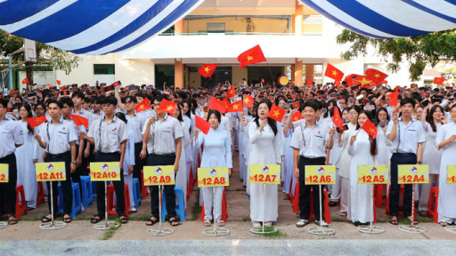 Cờ đỏ sao vàng tung bay phấp phới trong giờ chào cờ tại một trường học