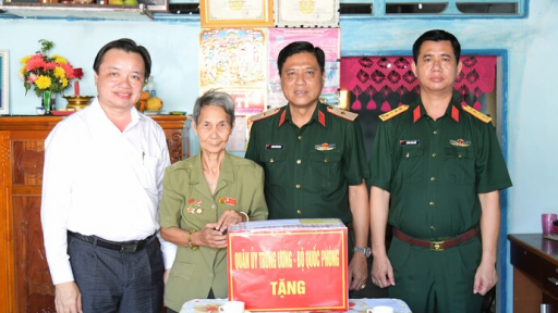 Quân khu 9 trao tặng quà gia đình chính sách tiêu biểu, người có công trên địa bàn huyện Hòn Đất
