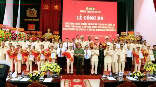 Công bố về tổ chức, cán bộ Công an TP Cần Thơ