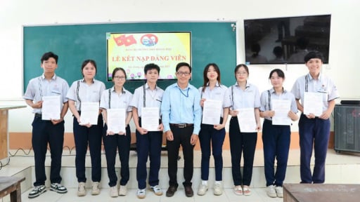 Kết nạp đảng viên mới trong thời khắc lịch sử