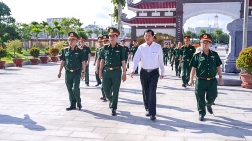 Thượng tướng Lê Quang Minh dâng hương tri ân các Anh hùng liệt sĩ tại An Giang