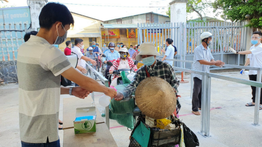 Ấm lòng với bữa cơm của chủ đại lý vé số giúp đỡ hàng ngàn người khó khăn