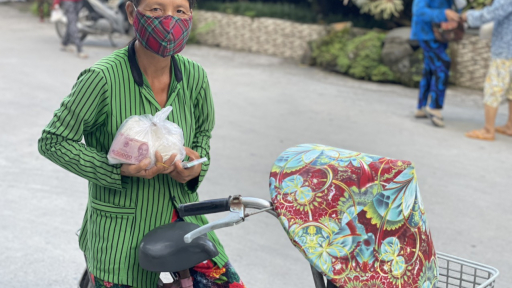Đại lý vé số tạm ngưng phát quà do tập trung đông người