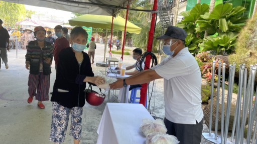 Đại lý vé số Trương Thị Ngọc Thuỷ tiếp tục gửi quà đến tay những hoàn cảnh khó khăn