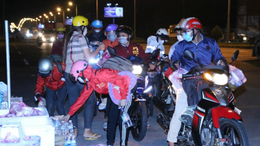 Cần Thơ: Hỗ trợ nhu yếu phẩm cho người lao động đi xe máy về quê