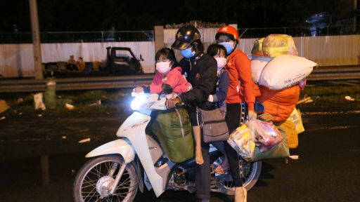 Xúc động với hình ảnh bếp ăn, trạm xăng 