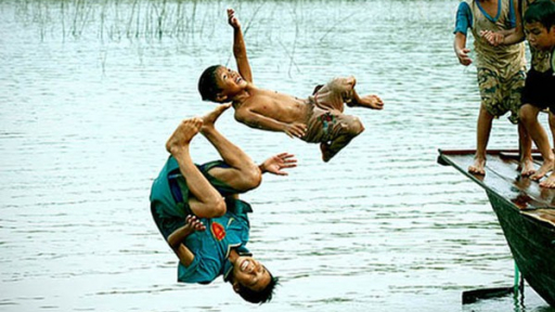 Tuổi thơ thú vị của trẻ em miền Tây