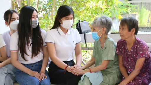 Thí sinh Cuộc thi Người đẹp thời trang Tây Đô tổ chức Tết đoàn viên cho người già neo đơn