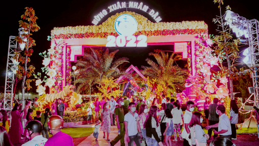 Du khách đến check - in tại Vườn hoa Xuân Cần Thơ đến tận khuya