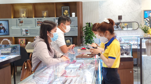Cần Thơ nhộn nhịp mua vàng ngày vía Thần Tài