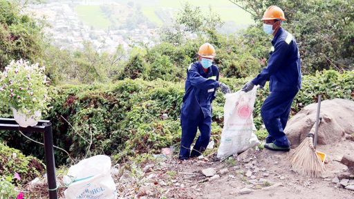 Đường lên đỉnh núi Sam ngày càng sạch đẹp