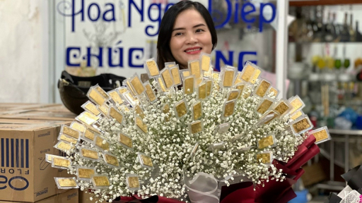 Nóng: Bó hoa mừng 8/3 đính 100 lượng vàng tại Cần Thơ