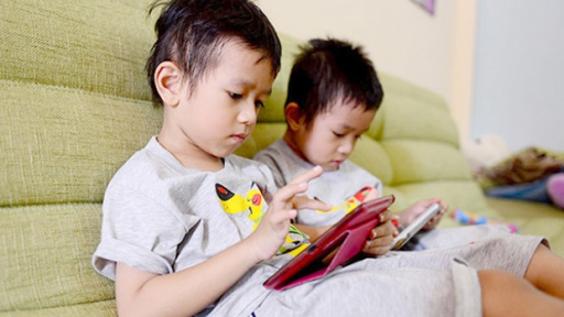 Quan tâm hướng dẫn khi cho trẻ sử dụng điện thoại kết nối internet