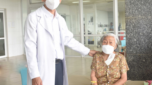 Đặt máy tạo nhịp tim vĩnh viễn cứu cụ bà hơn 100 tuổi
