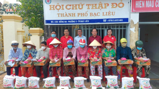 Bạc Liêu: Tháng nhân đạo, Hội Chữ thập đỏ trao quà người nghèo