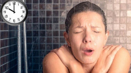 Tại sao không nên tắm quá khuya?