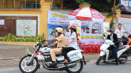 Công an Cần Thơ dùng xe đặc chủng hỗ trợ thí sinh thi THPT