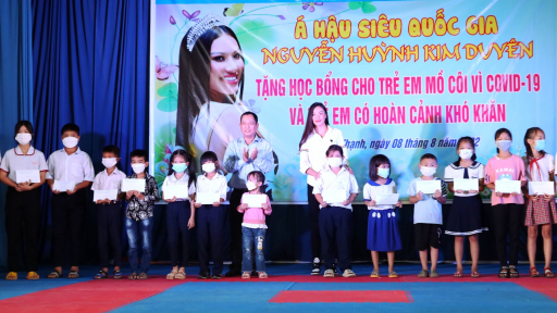 Video: Á hậu siêu quốc gia Nguyễn Huỳnh Kim Duyên giản dị đi từ thiện tại quê nhà Cần Thơ