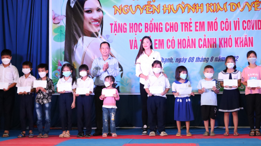 Cần Thơ: Á hậu siêu quốc gia Nguyễn Huỳnh Kim Duyên tặng 100 suất học bổng cho trẻ em tại quê nhà