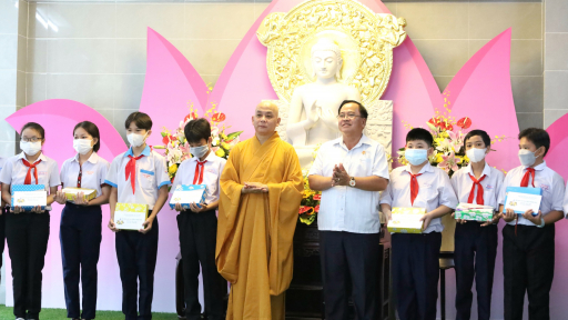 Cần Thơ: Trao tặng học bổng Sen Vàng cho học sinh nghèo, vượt khó hiếu học