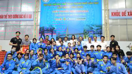 Á hậu Siêu quốc gia Nguyễn Huỳnh Kim Duyên động viên tinh thần cho vận động viên quê nhà Cần Thơ