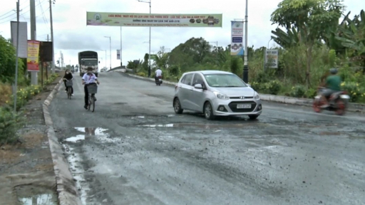 Video: Ngày hội du lịch sắp tới, đường xá vẫn ngổn ngang ổ gà, ổ voi