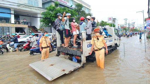 Video: Công an Cần Thơ dùng xe đặc chủng hỗ trợ học sinh, người dân di chuyển qua đoạn đường bị ngập sâu