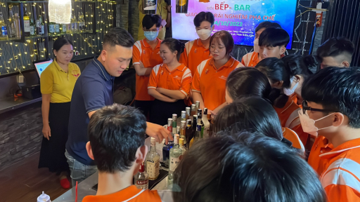 Sinh viên Cao đẳng FPT Polytechnic Cần Thơ hóa Bartender chuyên nghiệp qua khóa học nghiệp vụ Bar