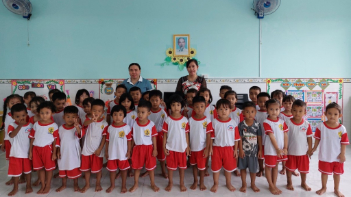 Cô giáo người Kinh gắn bó với học sinh dân tộc Khmer