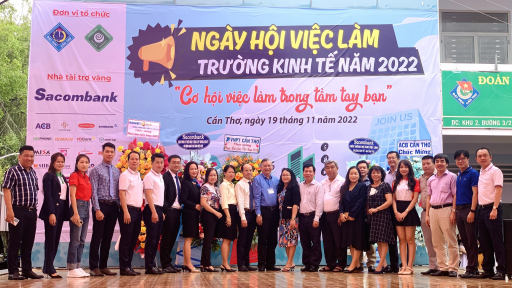 Sinh viên hào hứng tham gia Ngày hội việc làm tại Trường Đại học Cần Thơ