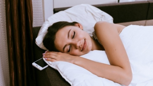 Thực hư đặt điện thoại cạnh gối ngủ gây ung thư