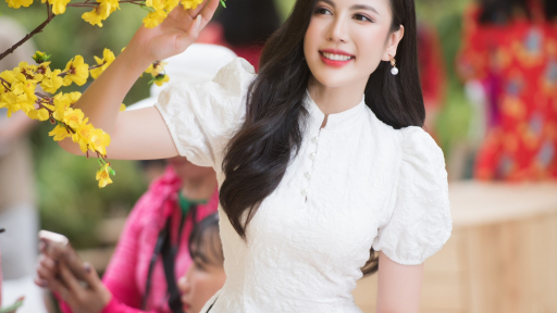 Á hậu Phương Thư tung bộ ảnh Tết làm say lòng người