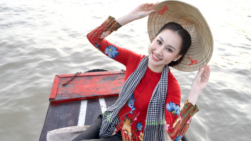 Miss Global Việt Nam 2022 - Đoàn Hồng Trang cùng hội bạn say đắm tà áo bà ba trên sông nước miền Tây