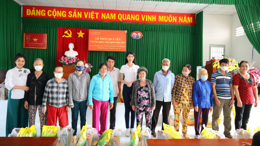 Hoa khôi Lê Thị Kiều Nhung giản dị trao quà Tết tại quê nhà Trà Vinh