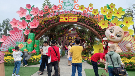 Vườn hoa xuân sáng đầu năm thưa khách