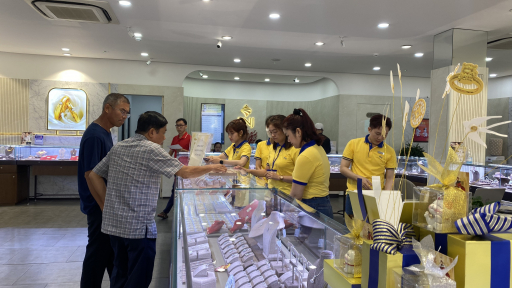 PNJ rộn ràng đón khách ngày vía Thần Tài