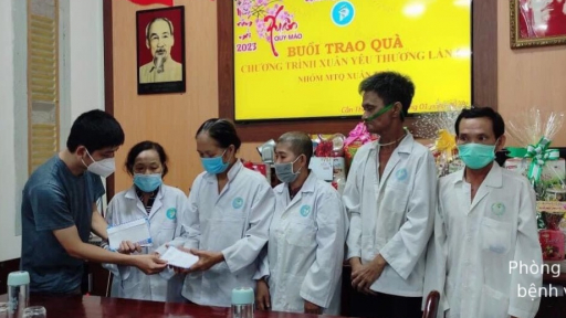 Bệnh viện Ung Bướu TP Cần Thơ mang Quỹ Ngày mai tươi sáng đến bệnh nhân ung thư nghèo