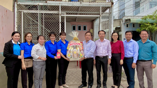 Bí thư Quận ủy Ninh Kiều thăm và tặng quà cho 2 mô hình kinh tế Thanh niên khởi nghiệp trên địa bàn quận