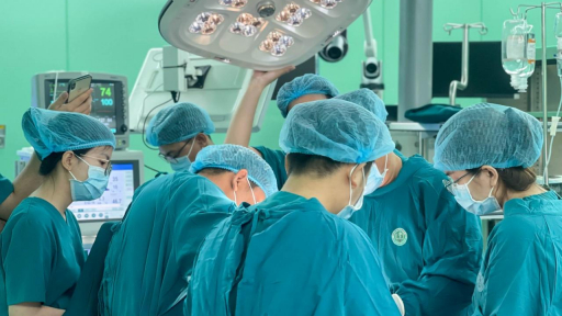 Bệnh viện Đại học Nam Cần Thơ phẫu thuật lấy khối u nang buồng trứng 5kg ra khỏi cơ thể bệnh nhân