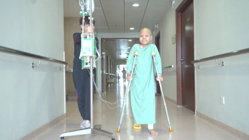 Bệnh nhân đầu tiên tại Việt Nam được thay khớp tăng trưởng
