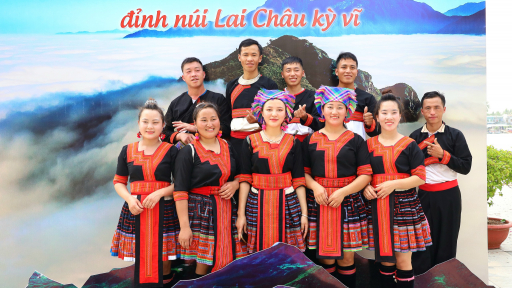 Video: Xem người Mông - Lai Châu thổi Khèn, múa Khoe Khăn, Giã bánh Dày tại Cần Thơ