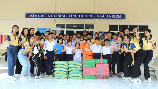 Thí sinh chung kết Hoa khôi Đại học Nam Cần Thơ chia sẻ yêu thương với cộng đồng