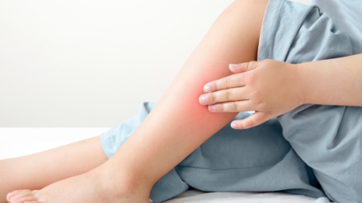 Vì sao trẻ thường kêu đau nhức chân dù không gặp chấn thương?
