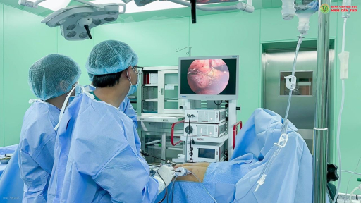 Bệnh viện Đại học Nam Cần Thơ phẫu thuật nội soi mở ống mật chủ lấy sỏi và cắt túi mật hoại tử