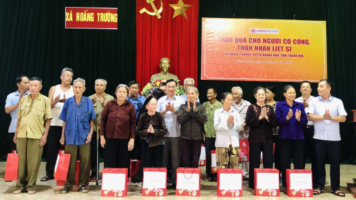 Gia đình Việt Nam trao quà cho người có công, thân nhân liệt sĩ tại Thanh Hóa