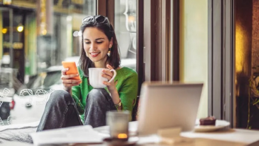 8 hành vi khi ngồi quán cà phê khiến bản thân trở nên thô lỗ