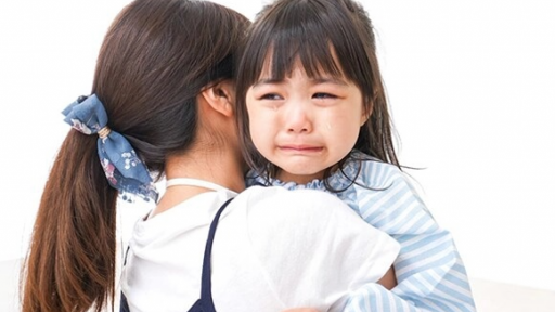 Trẻ bị mẹ mắng vẫn vươn tay đòi ôm ấp vỗ về, vì sao vậy?