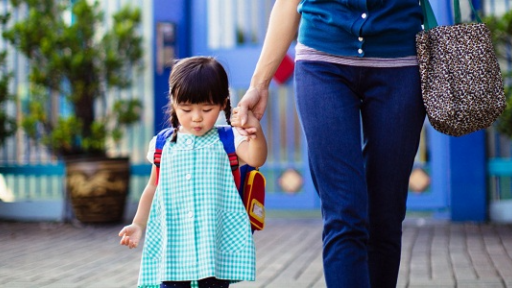 Lần đầu con đi mẫu giáo: Bố mẹ càng chần chừ, con càng khóc lớn